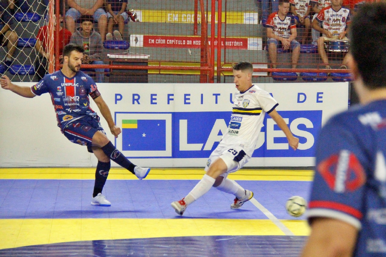 Um empate no clássico regional e vitória do Magnus marcaram o início da competição que chama a atenção do futsal sul brasileiro