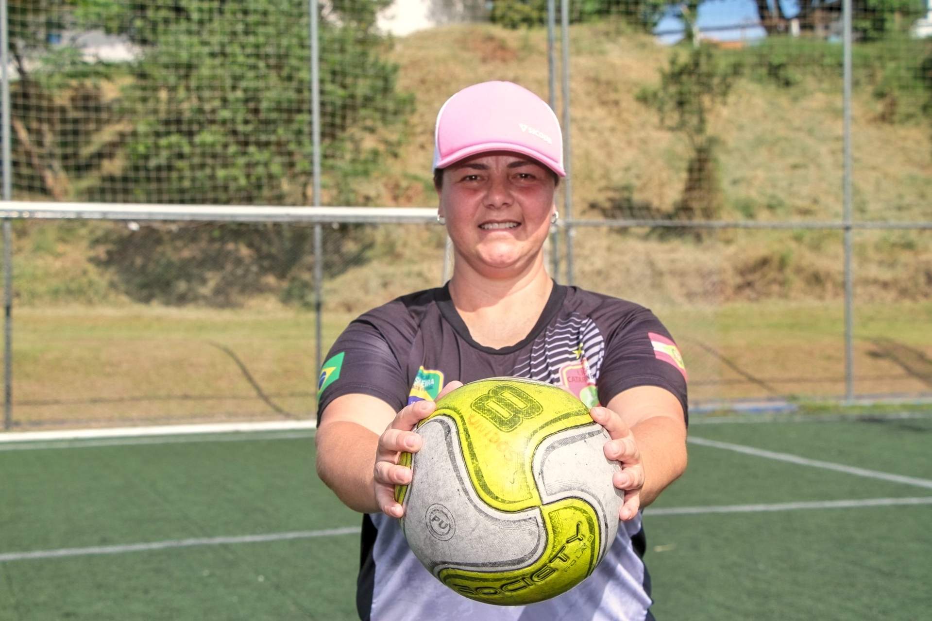 Com o intuito de ocupar o tempo ocioso de crianças e adolescentes no contra turno escolar, tirá-los das ruas e com a possibilidade de descobrir e lapidar novos talentos, a Escolinha de Futebol da Rosinha atua desde 2010 na formação de atletas de base